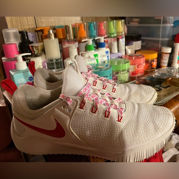 Size 9.5 color white and like new. - Picture 2 of 3